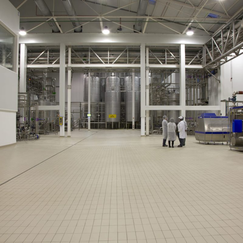 Pavimento industrial de loseta de gres porcelánico antiácido Indugres de Rosa Gres